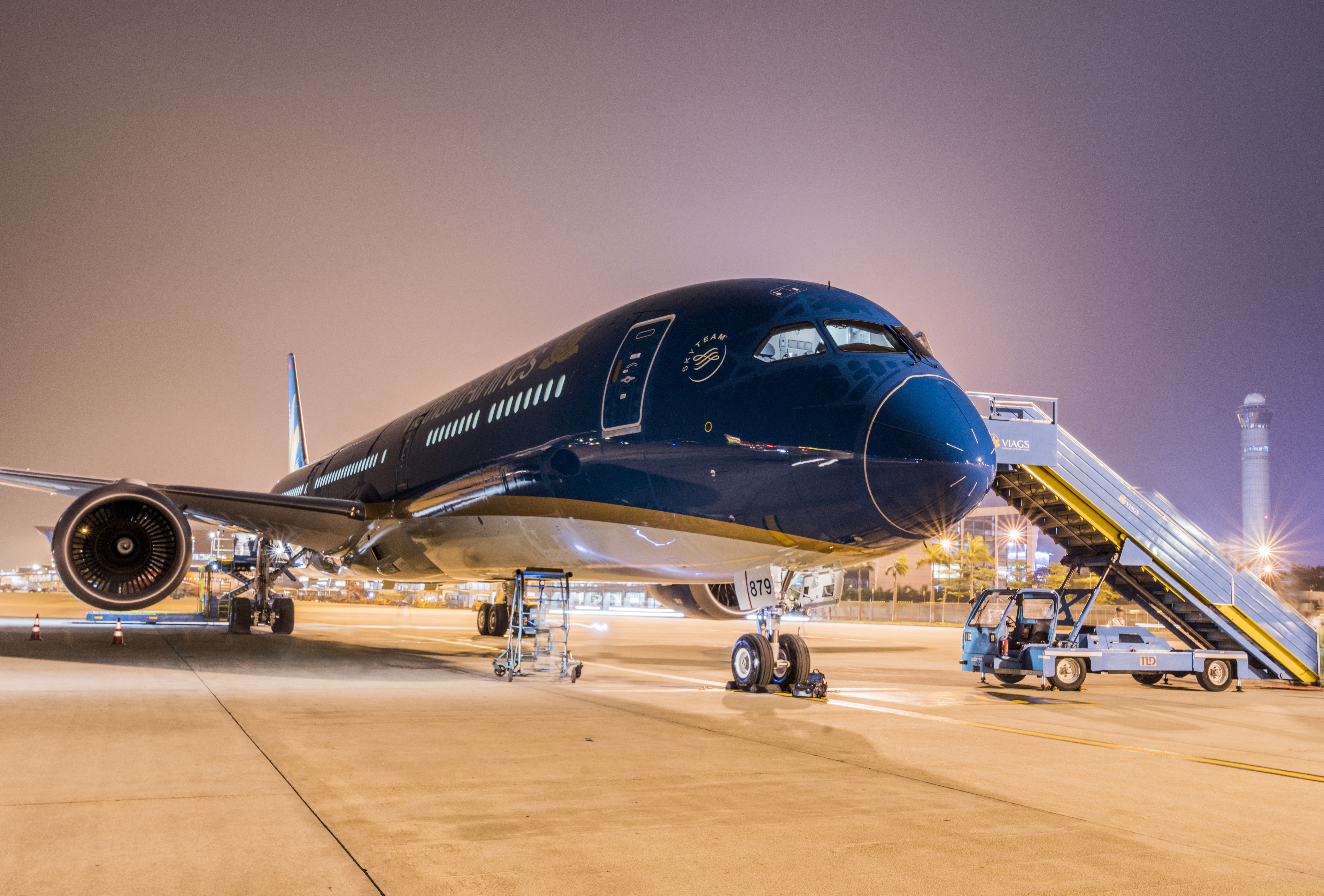 Vietnam Airlines tăng cường bay đêm, tung loạt ưu đãi chào hè- Ảnh 1.